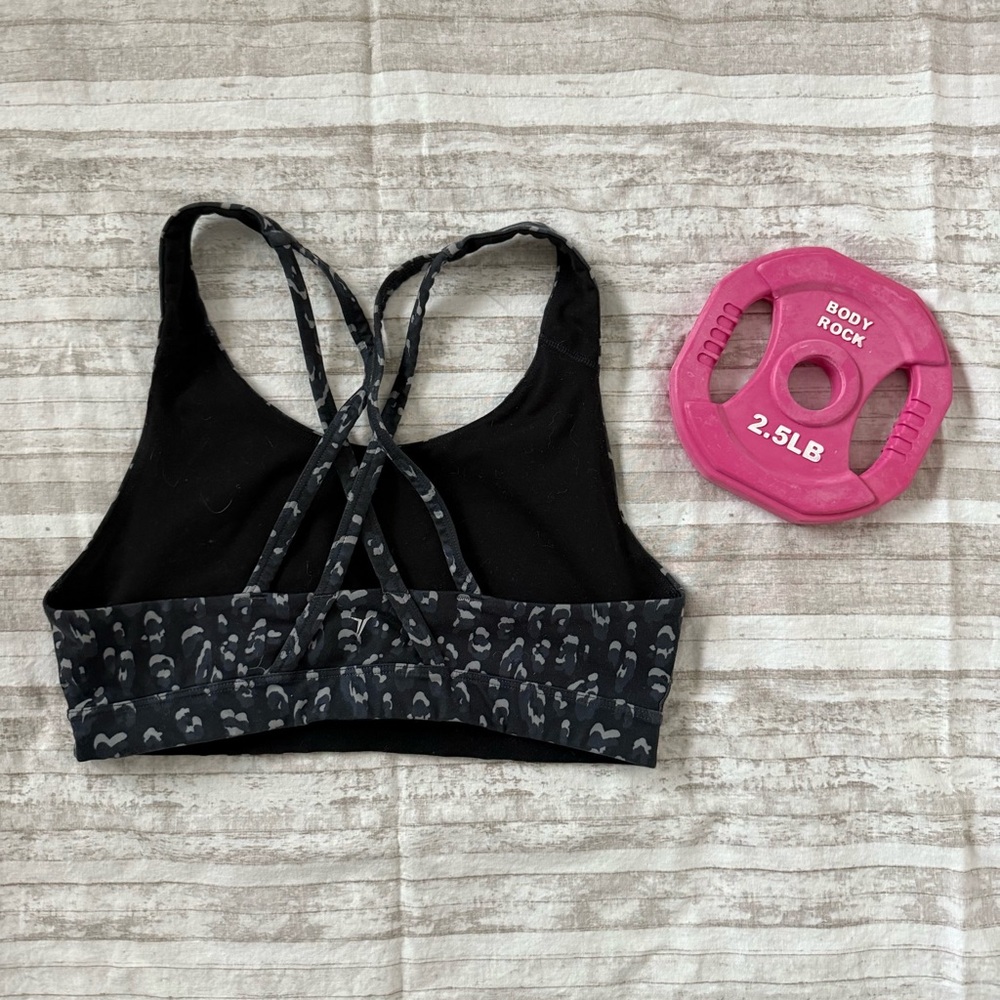 💪🏻 Old Navy Black Grey Cheetah Medium Sports Bra - Picture 2 of 3